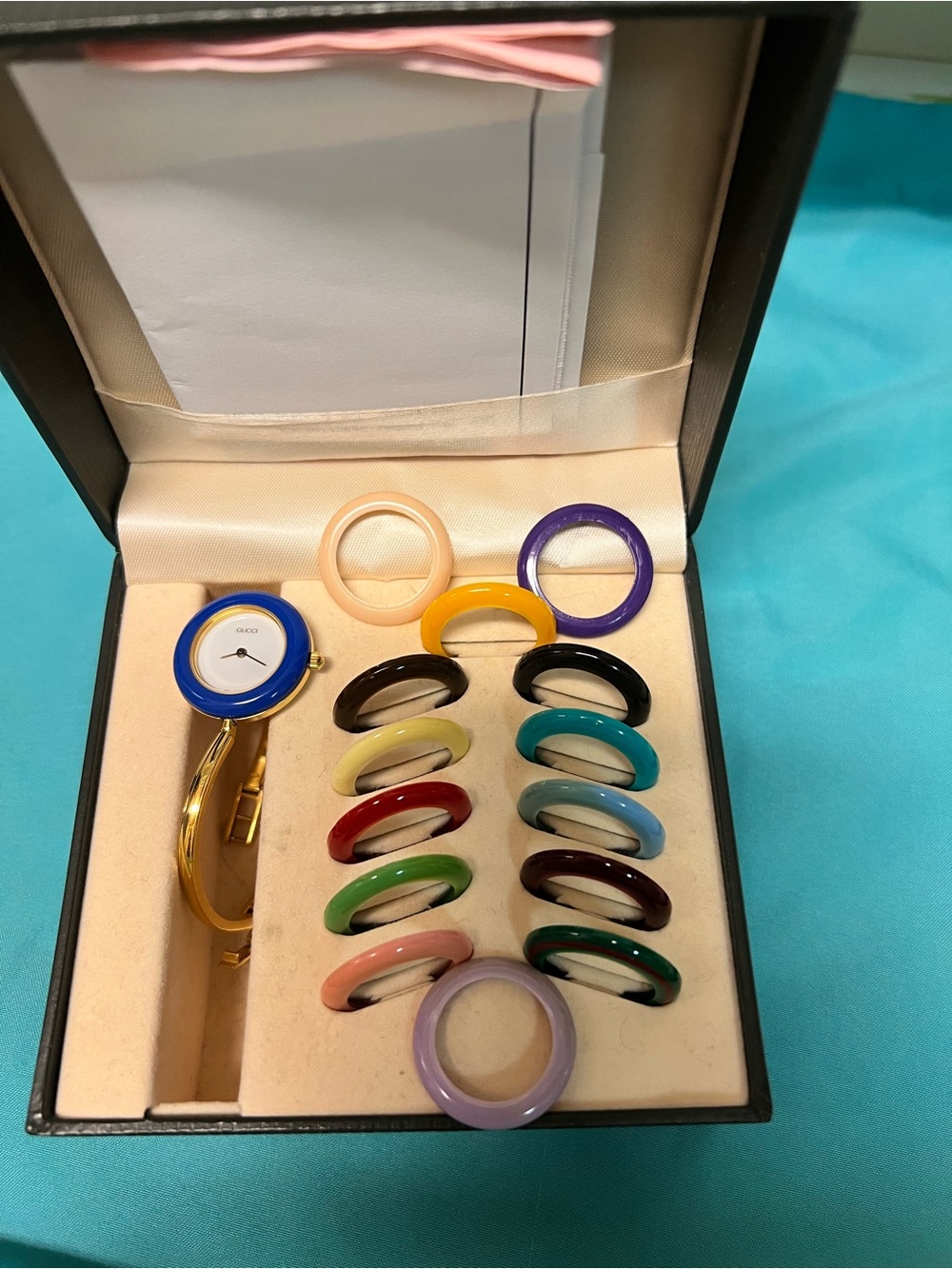 GUCCI with 15 Interchangeable Dial Bangle Watch with Colorful Rings - Picture 3 of 3